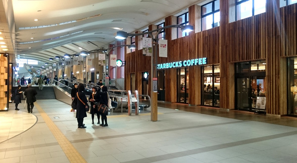 秋田駅にスタバが出来て 待合ラウンジもかなり充実した 東北彷徨記