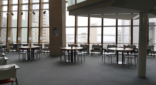 青森市民図書館の勉強スペース